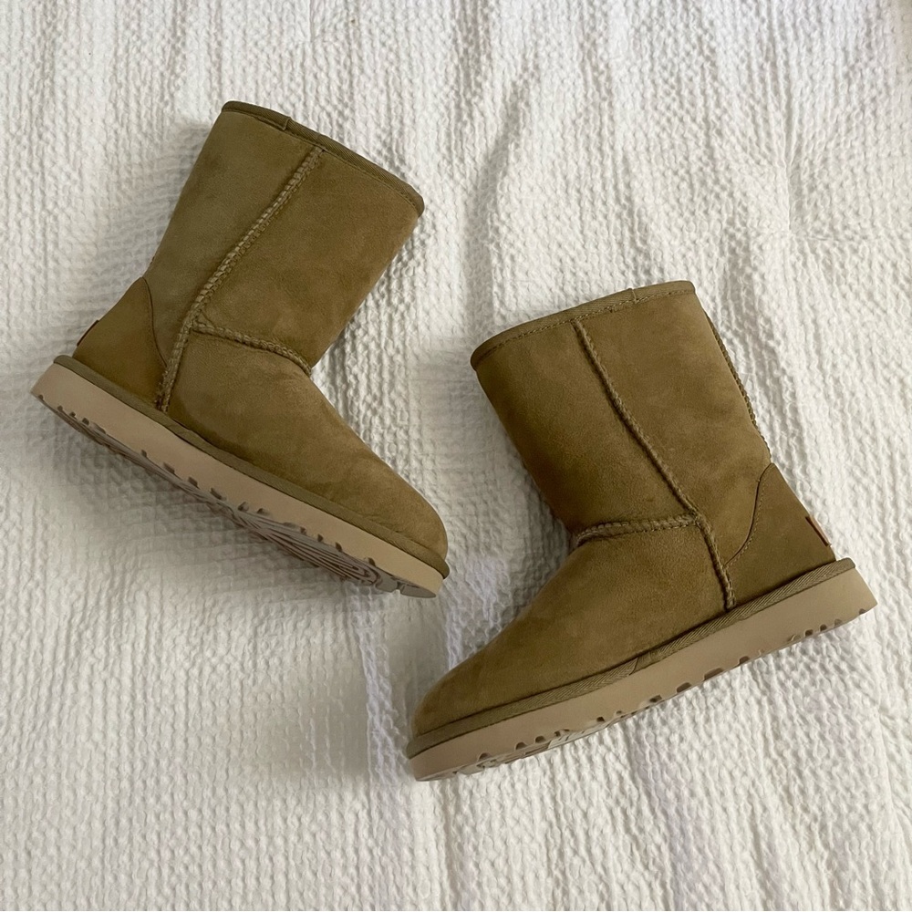 Ugg classic short II snow warm boots size 6